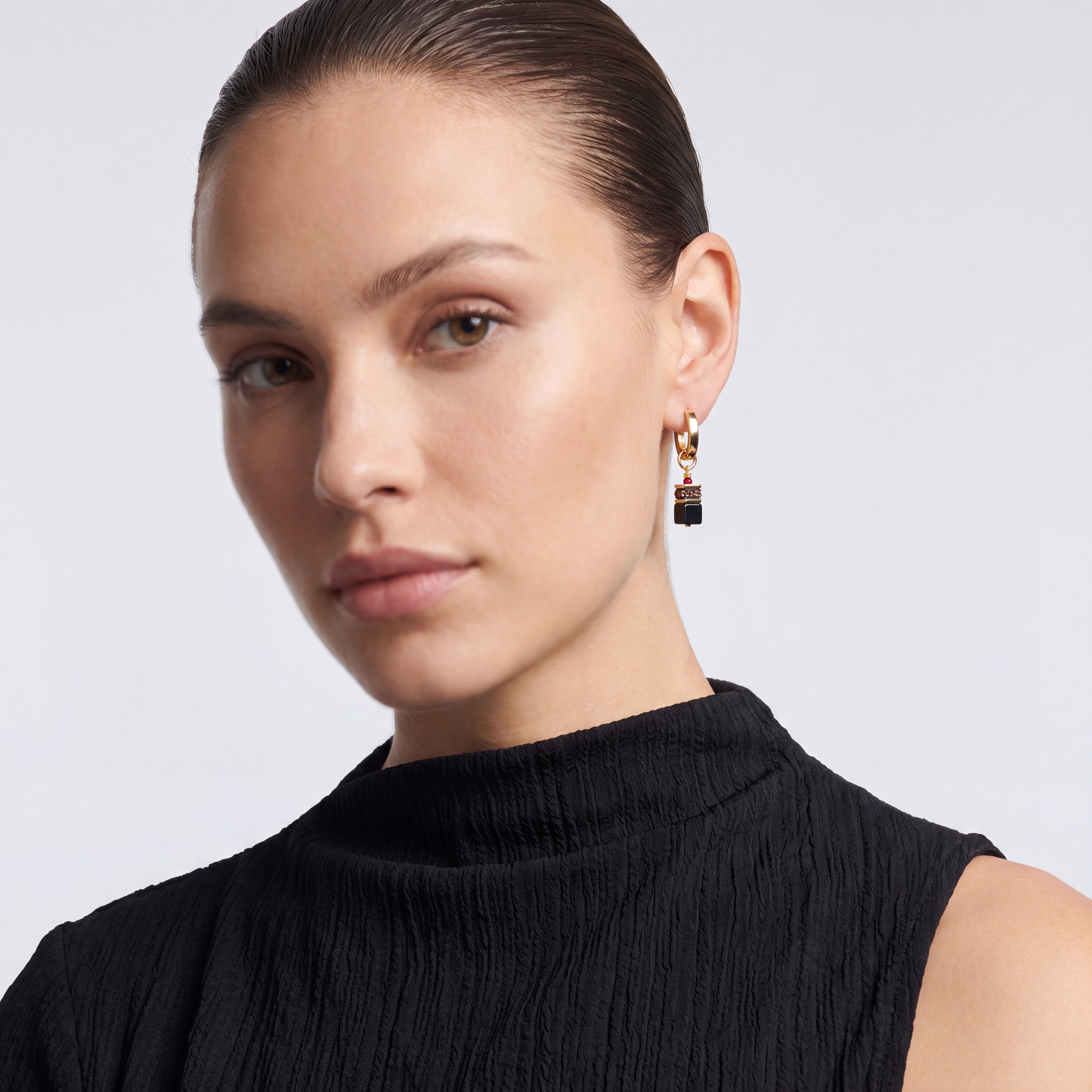 COEUR DE LION Créoles GeoCUBE® Precious Classic Ruby Noir – sur mannequin