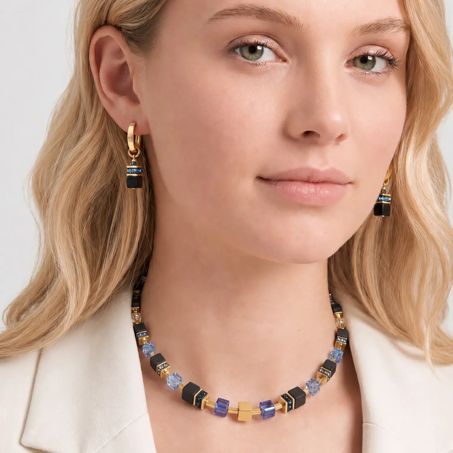 COEUR DE LION Créoles GeoCUBE® Precious Classic Midnight Blue – sur mannequin