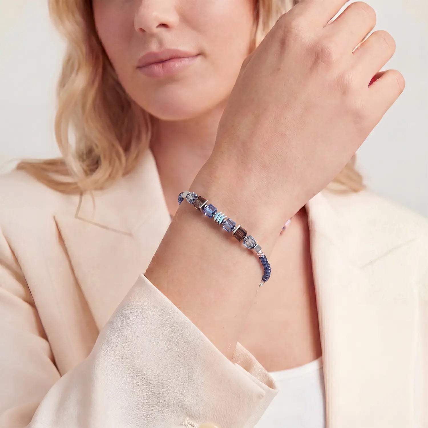 COEUR DE LION Bracelet Wave Cube Flow argent-bleu – sur mannequin
