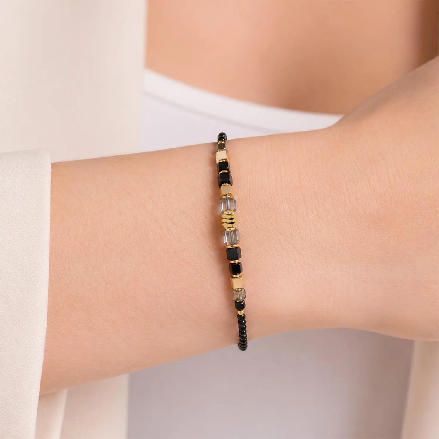 COEUR DE LION Bracelet Wave Cube Flow or-noir – sur mannequin
