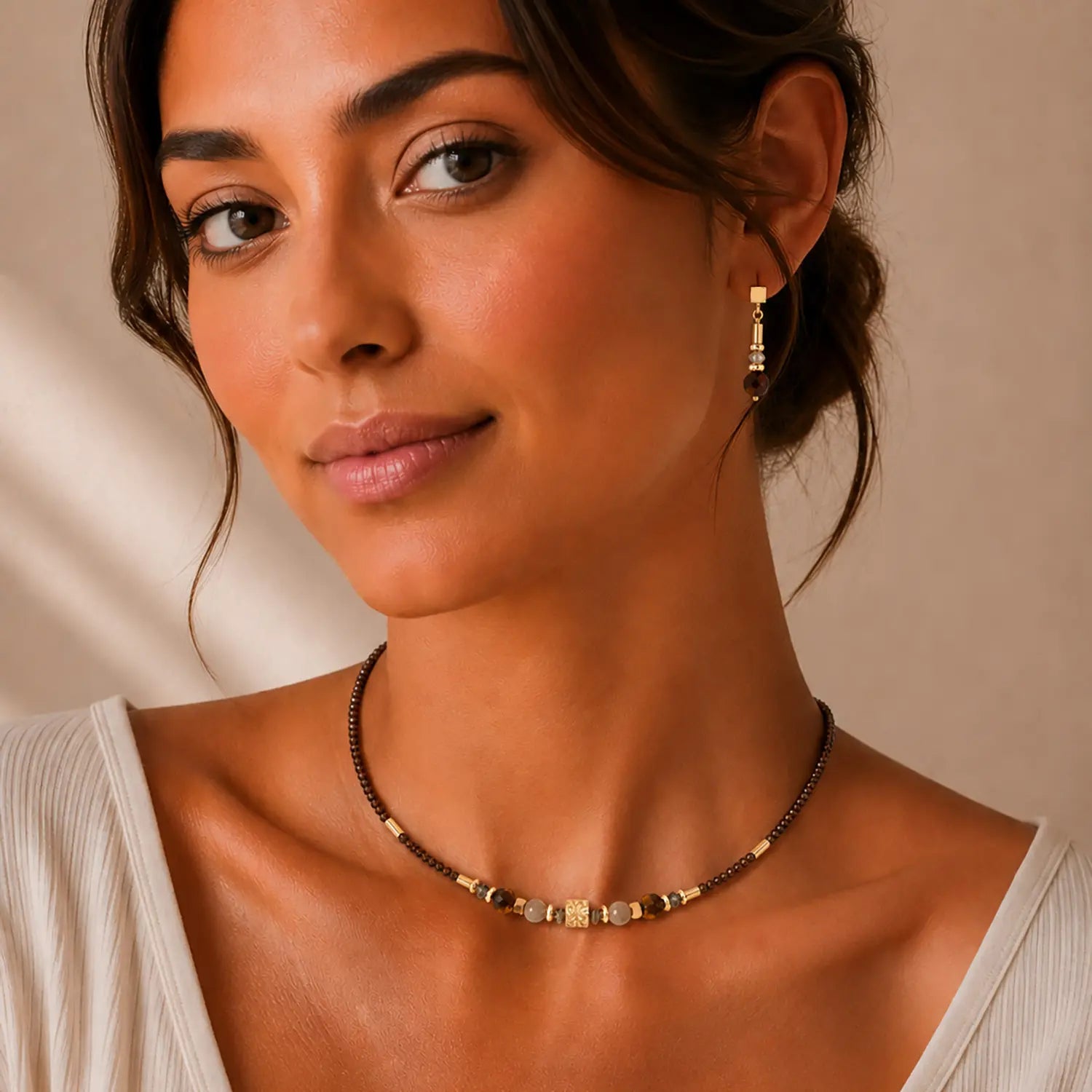 COEUR DE LION Collier Cube Balance Golden Hazel – sur mannequin