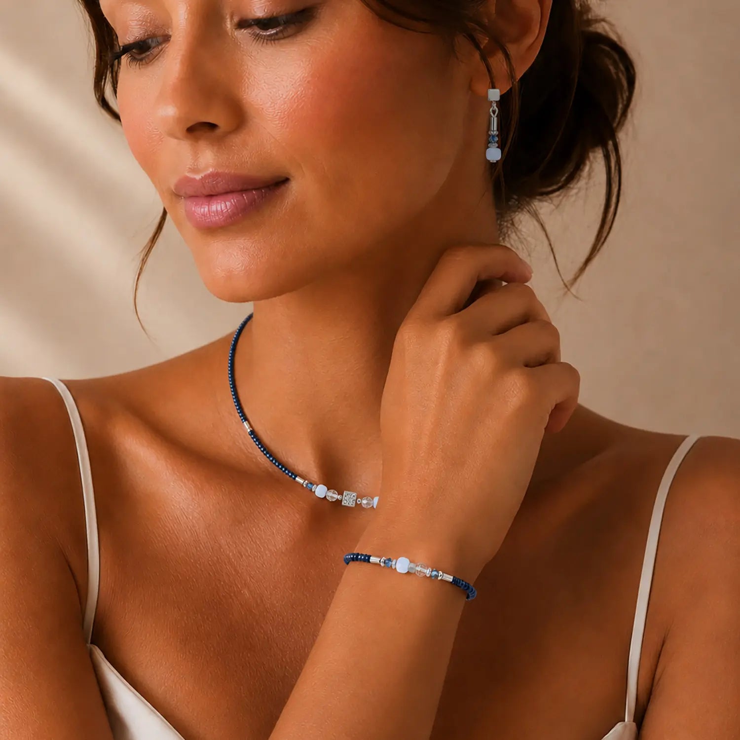COEUR DE LION Bracelet Cube Balance Blue Mist – sur mannequin