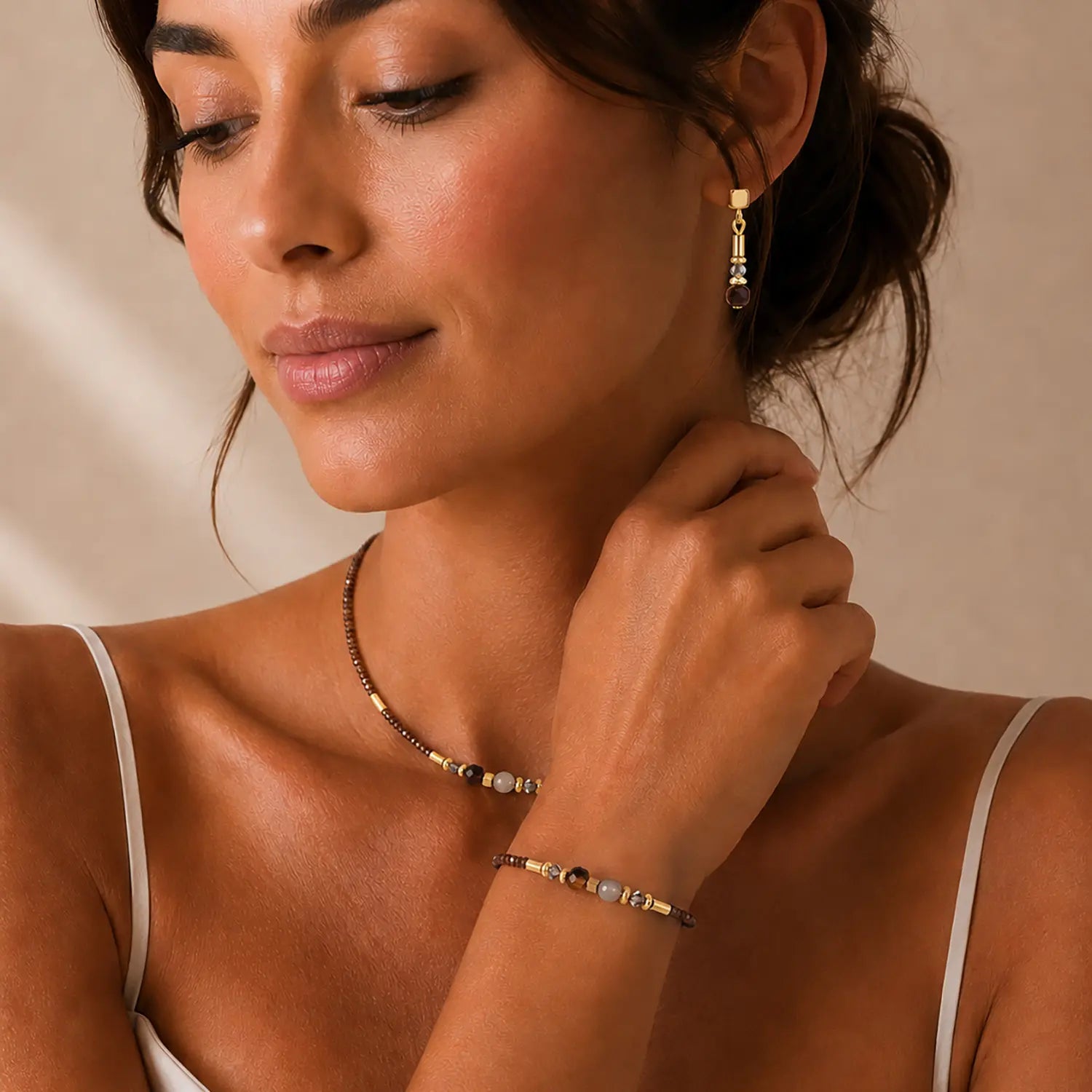 COEUR DE LION Bracelet Cube Balance Golden Hazel – sur mannequin