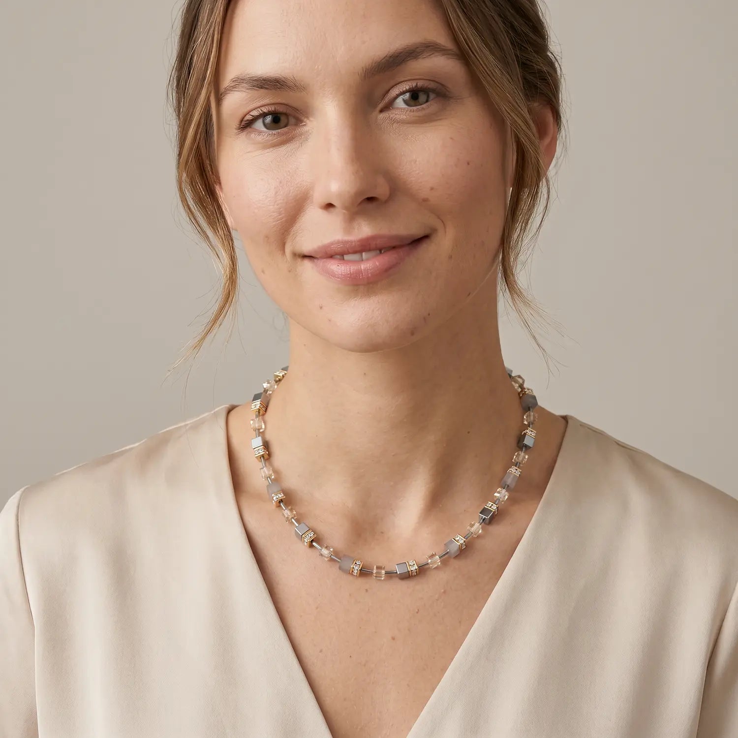COEUR DE LION Collier GeoCUBE® Agate & Hématite gris-or – sur mannequin