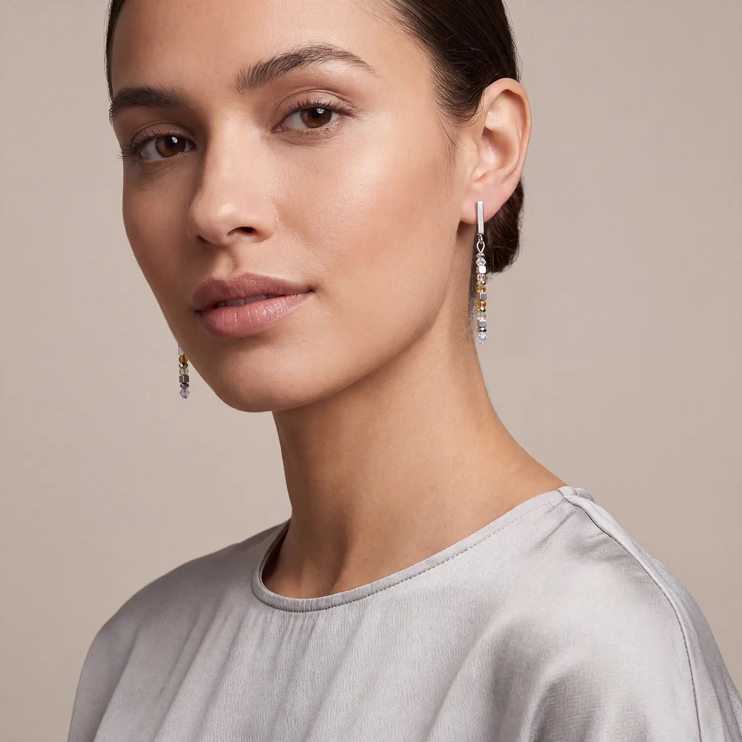 COEUR DE LION Boucles d'oreilles Fusion Offset Graphic vert-pétrole – sur mannequin
