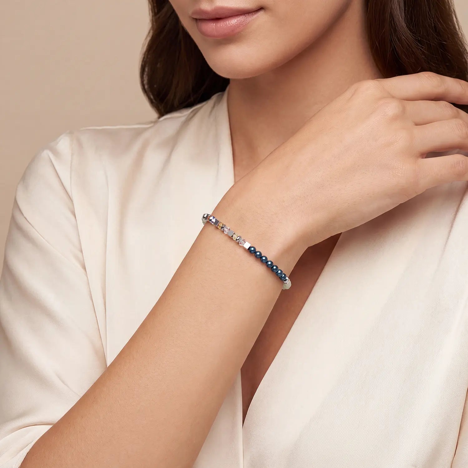 COEUR DE LION Bracelet Fusion Offset Graphic vert-pétrole – sur mannequin
