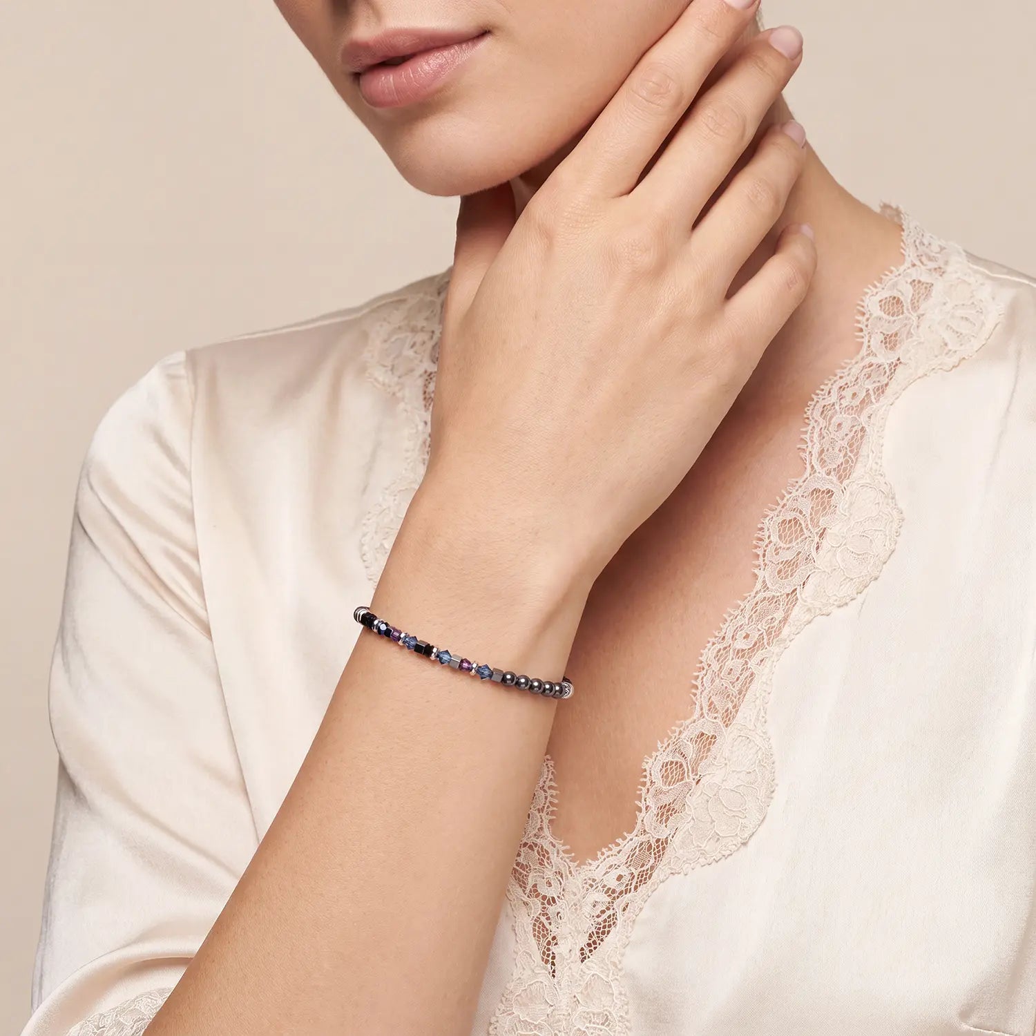 COEUR DE LION Bracelet Fusion Offset Graphic gris-noir – sur mannequin