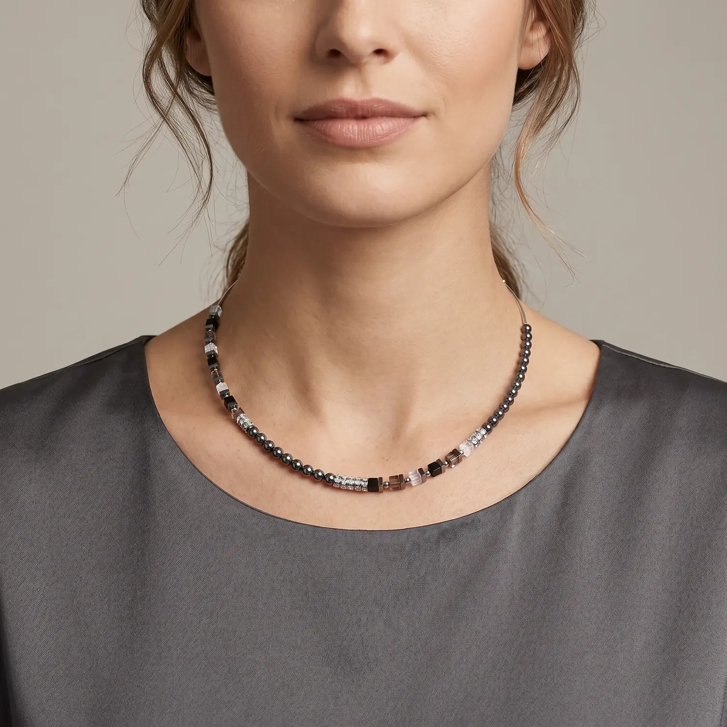 COEUR DE LION Collier Precious Fusion Offset gris-argent – sur mannequin