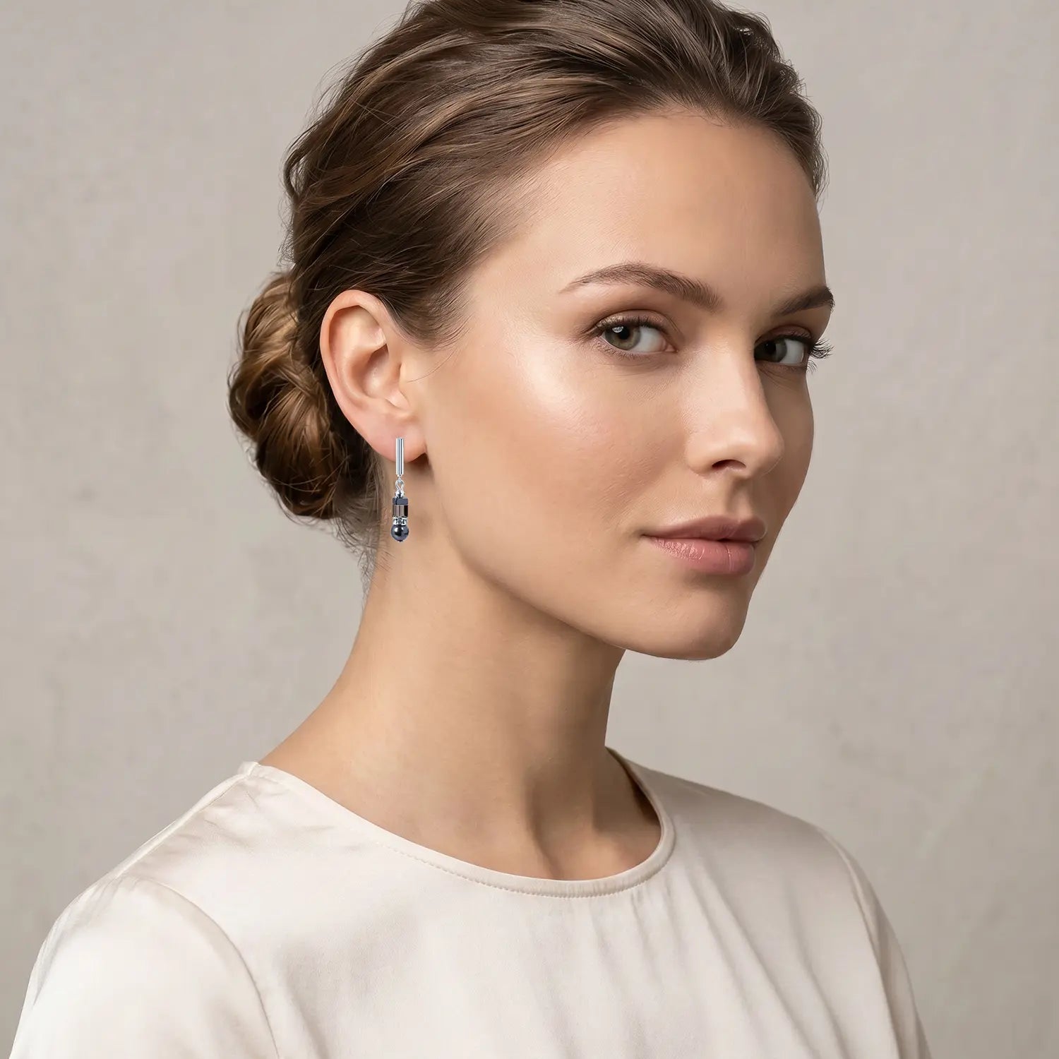 COEUR DE LION Boucles d'oreilles Precious Fusion Offset gris-argent – sur mannequin