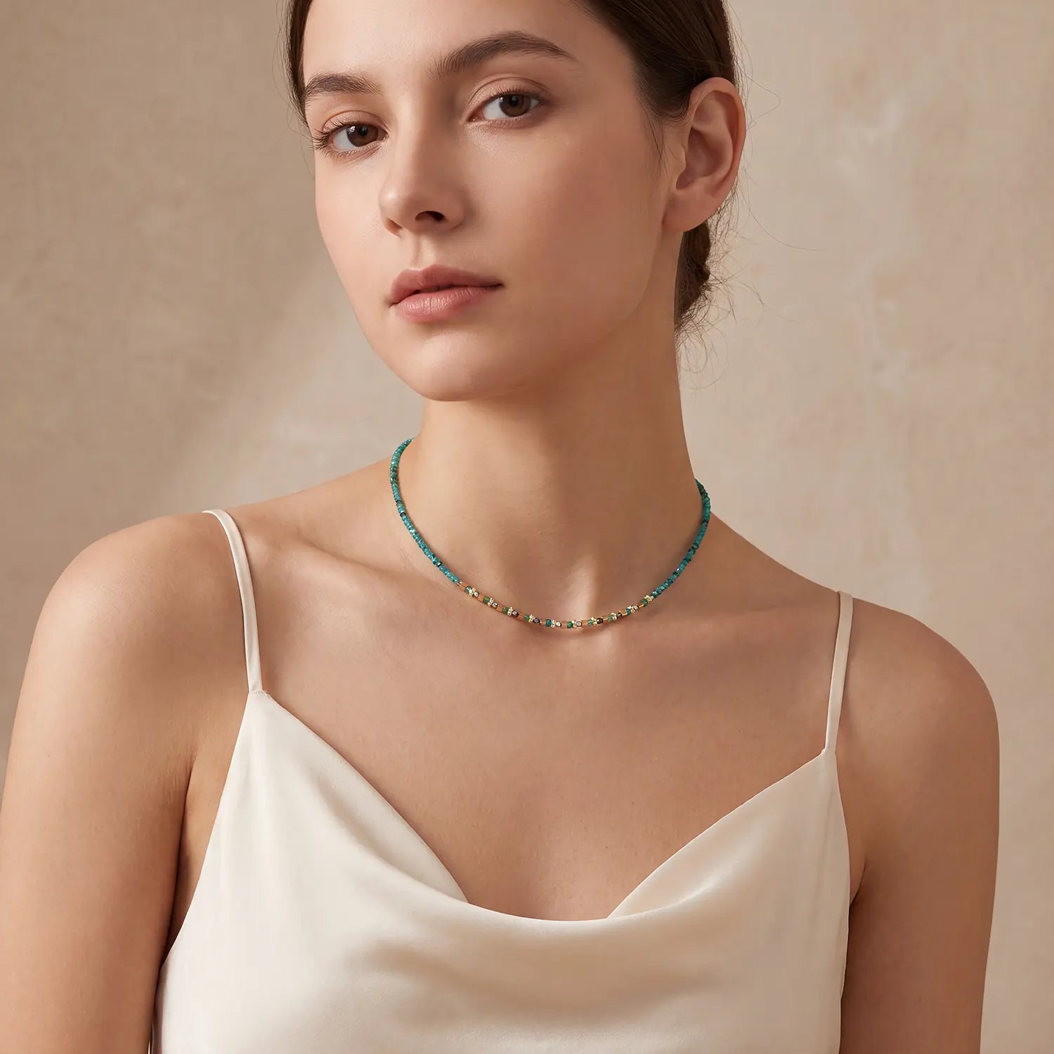 COEUR DE LION Collier Golden Whisper vert-or – sur mannequin