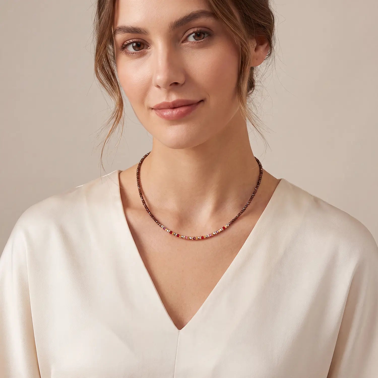 COEUR DE LION Collier Golden Whisper brun-rouge – sur mannequin