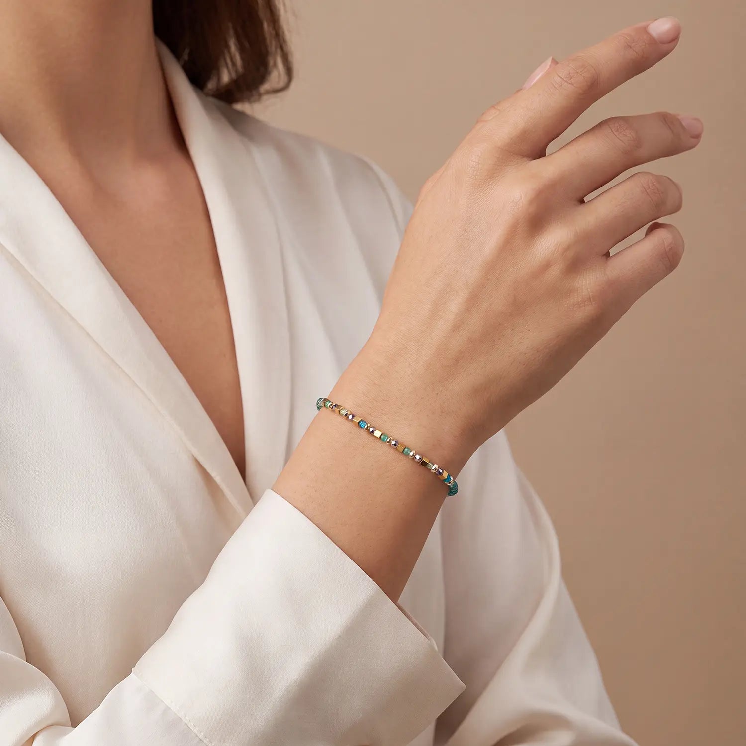 COEUR DE LION Bracelet Golden Whisper vert-or – sur mannequin