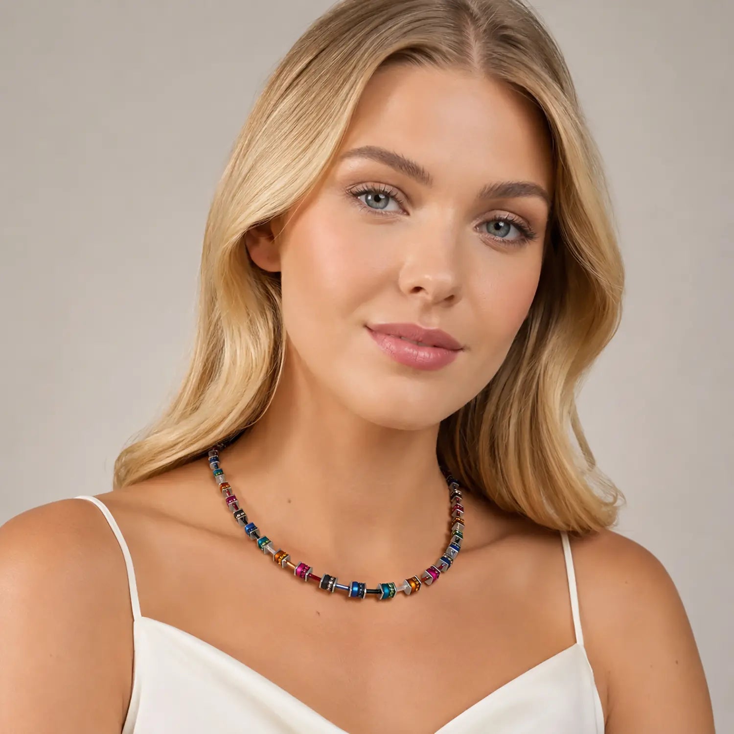 COEUR DE LION Collier GeoCUBE® classic Polaris & Strass multicolore Winter – sur mannequin