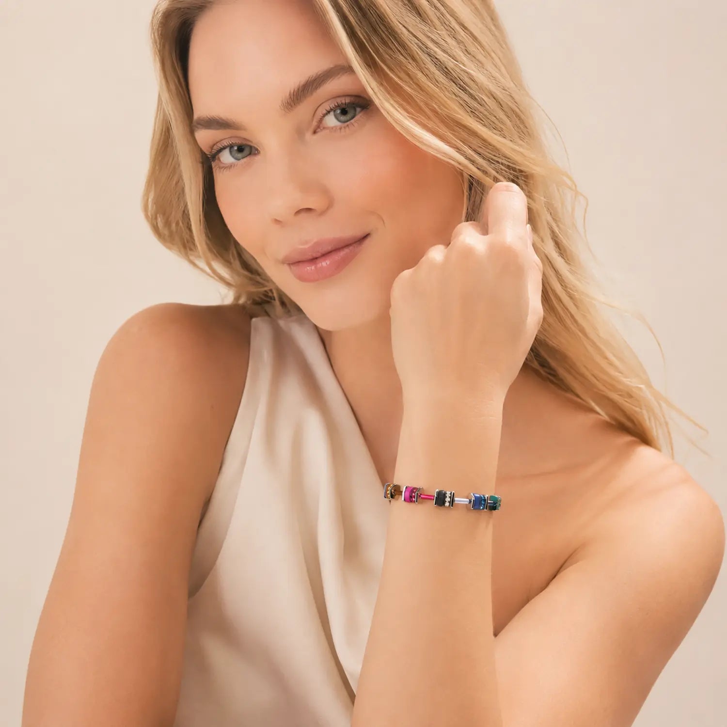 COEUR DE LION Bracelet GeoCUBE® classic Polaris & Strass multicolore Winter – sur mannequin
