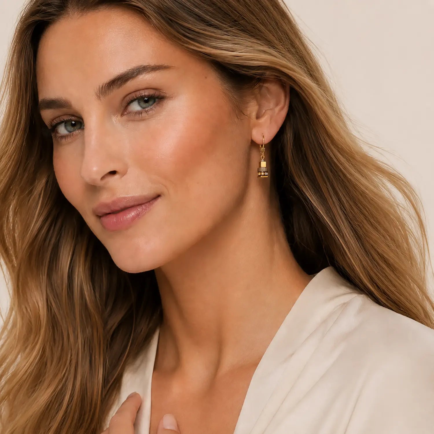 COEUR DE LION Boucles d'oreilles Urban Nature Cube beige-doré – sur mannequin