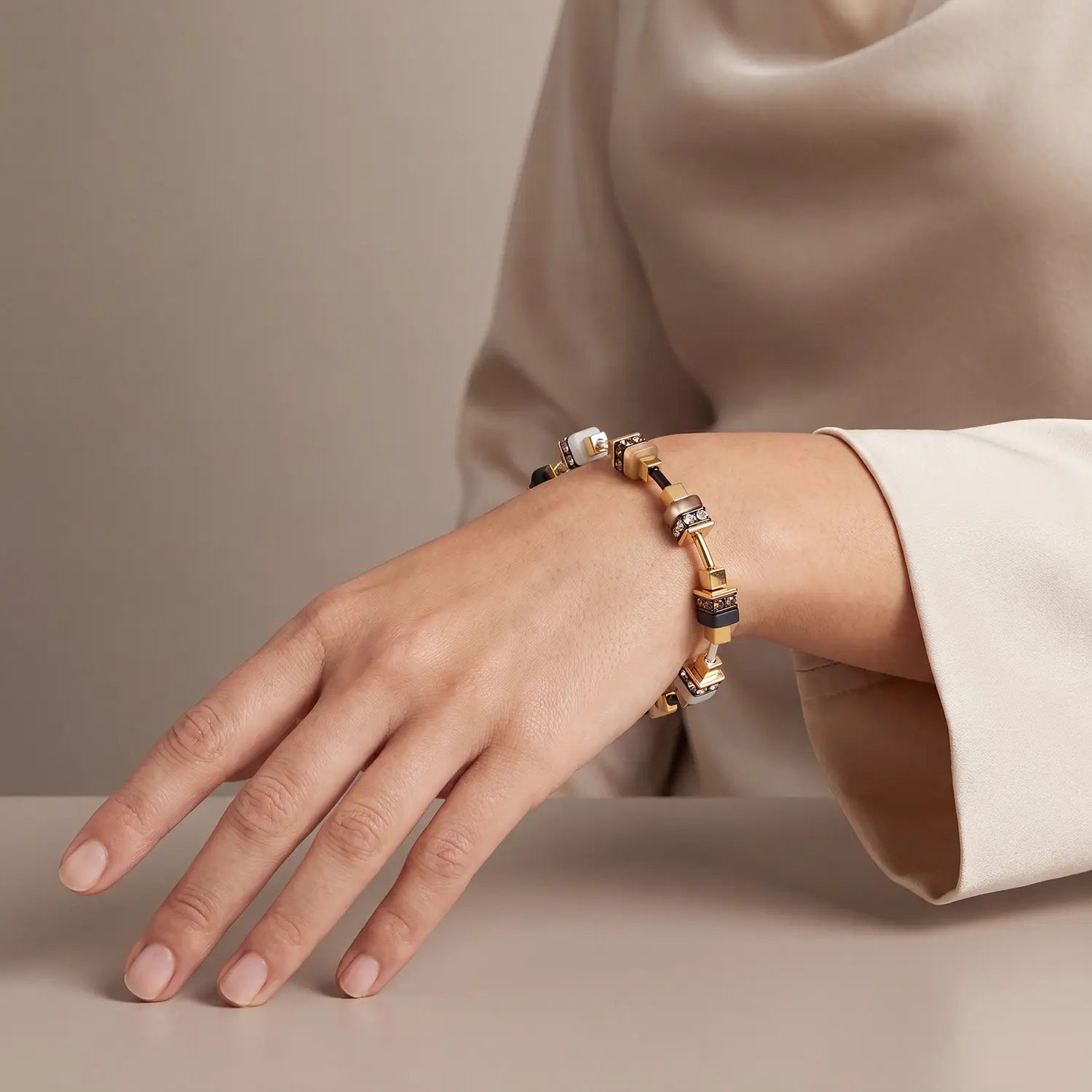 COEUR DE LION Bracelet Urban Nature Cube beige-doré – sur mannequin