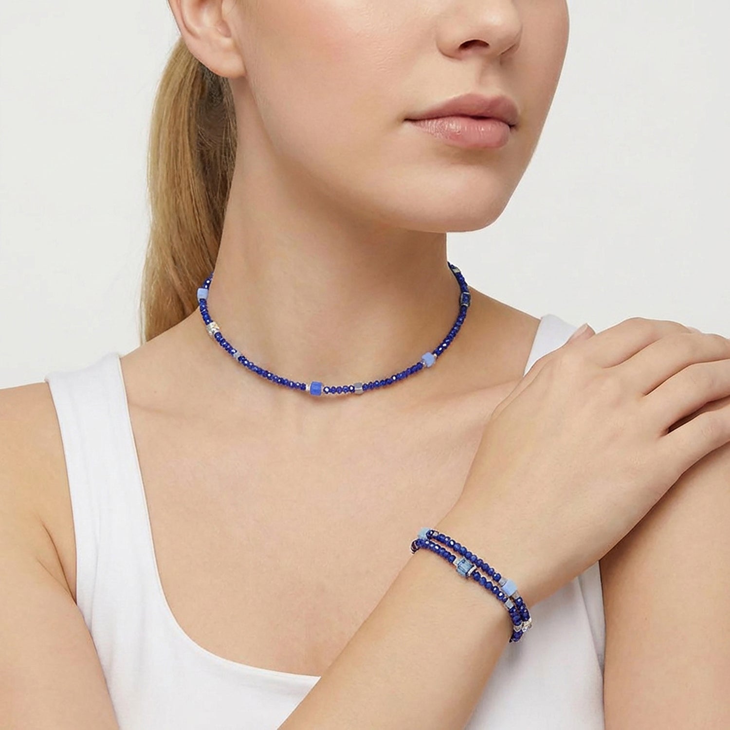 COEUR DE LION Joyful Colours Flex Bracelet argent-bleu – sur mannequin