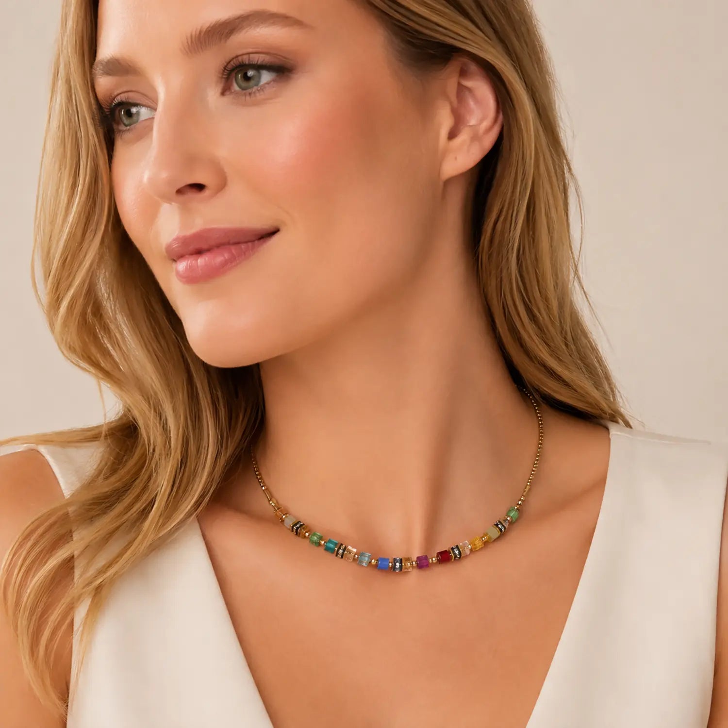 COEUR DE LION Collier Mini Cubes multicolore rainbow doré – sur mannequin