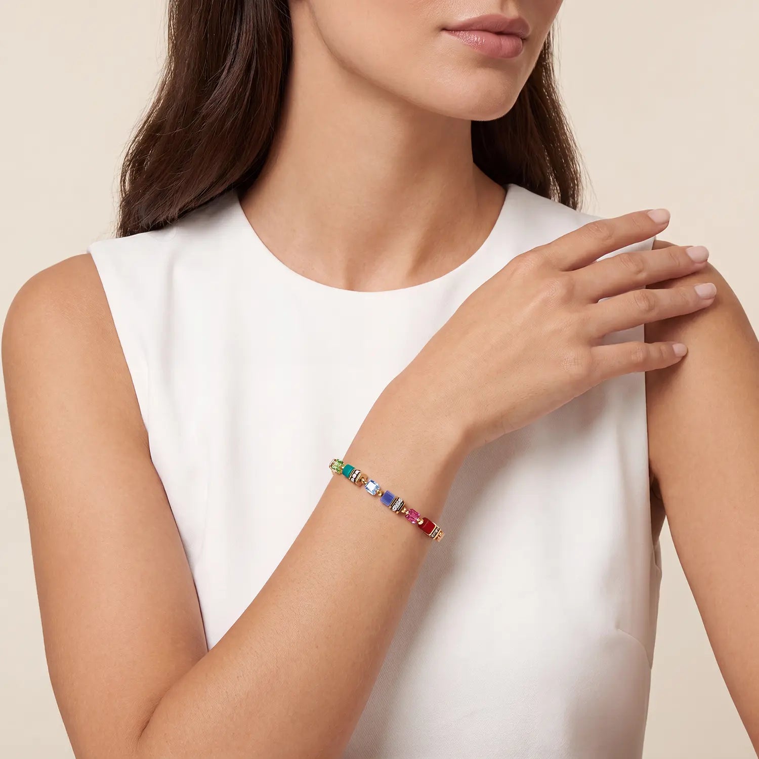 COEUR DE LION Bracelet Mini Cubes multicolore rainbow doré – sur mannequin