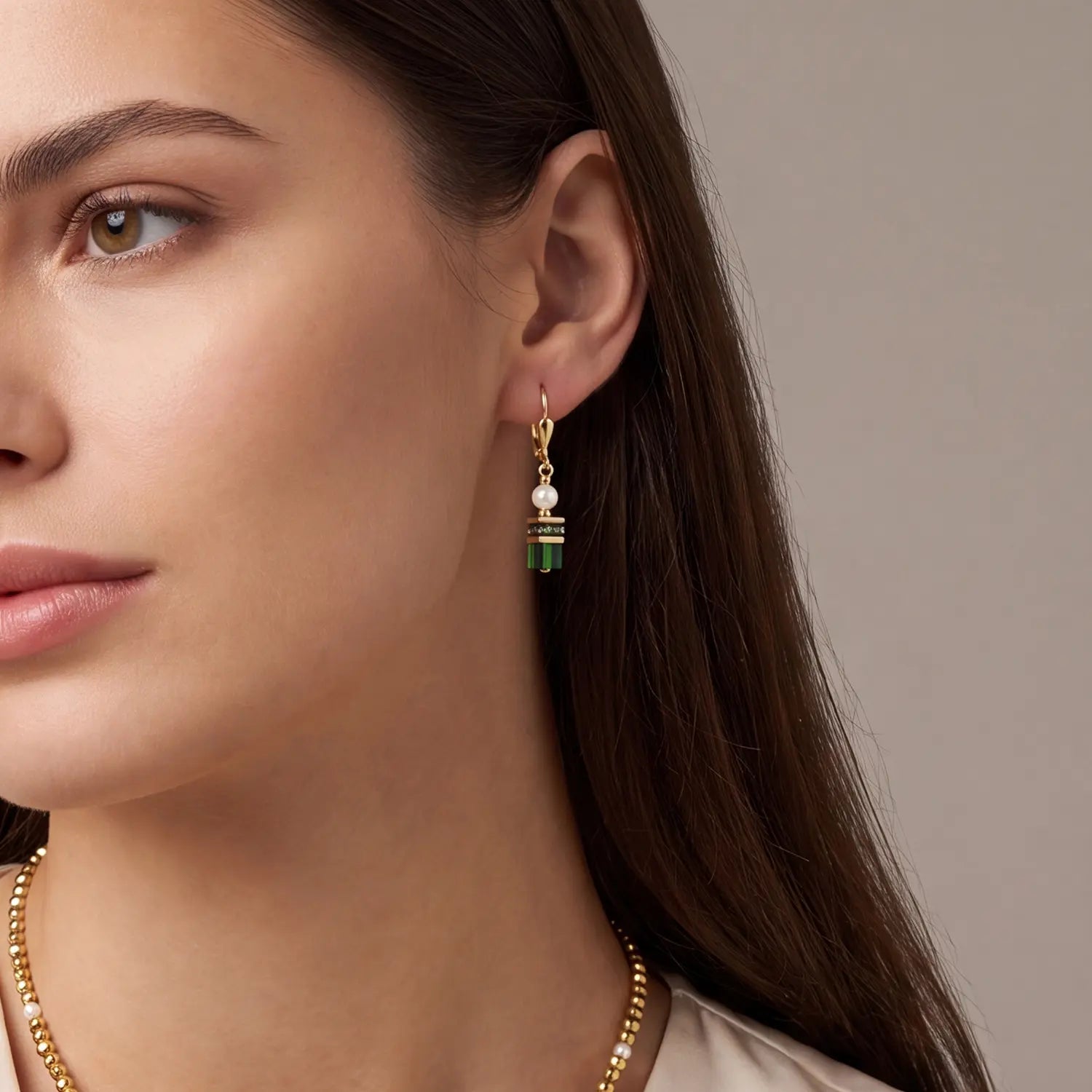 COEUR DE LION Boucles d'oreilles Sparkling Princess or-émeraude – sur mannequin