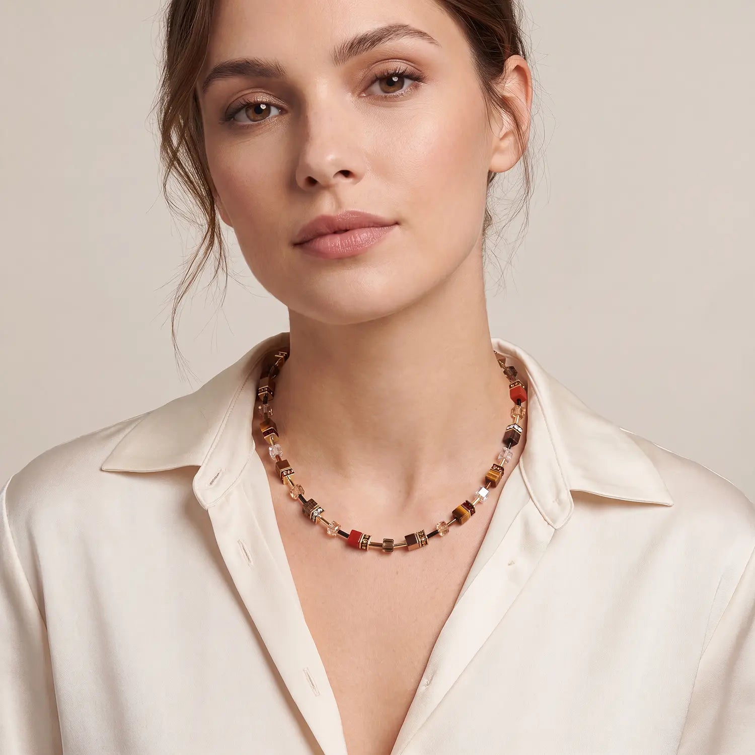 COEUR DE LION Collier GeoCUBE® Iconic Precious Amber Glow – sur mannequin