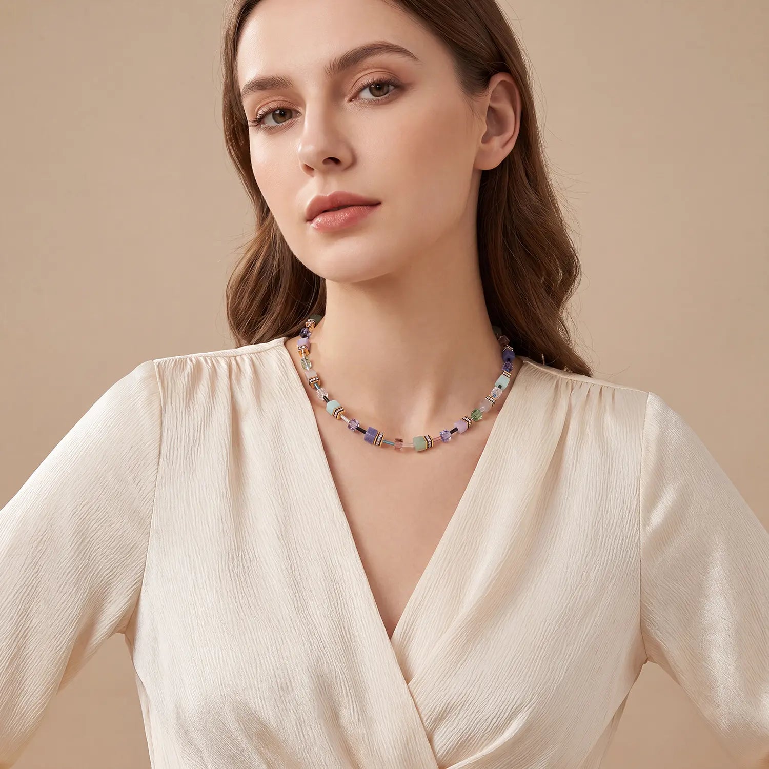 COEUR DE LION Collier GeoCUBE® Iconic Precious Pastel Garden – sur mannequin