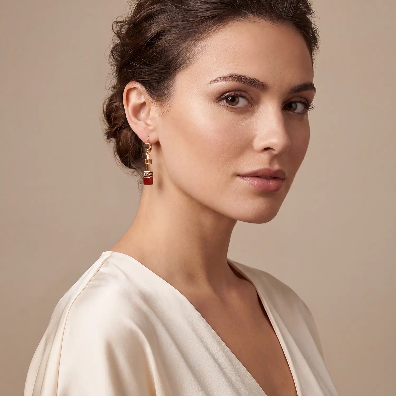COEUR DE LION Boucles d'oreilles GeoCUBE® Iconic Precious Amber Glow – sur mannequin