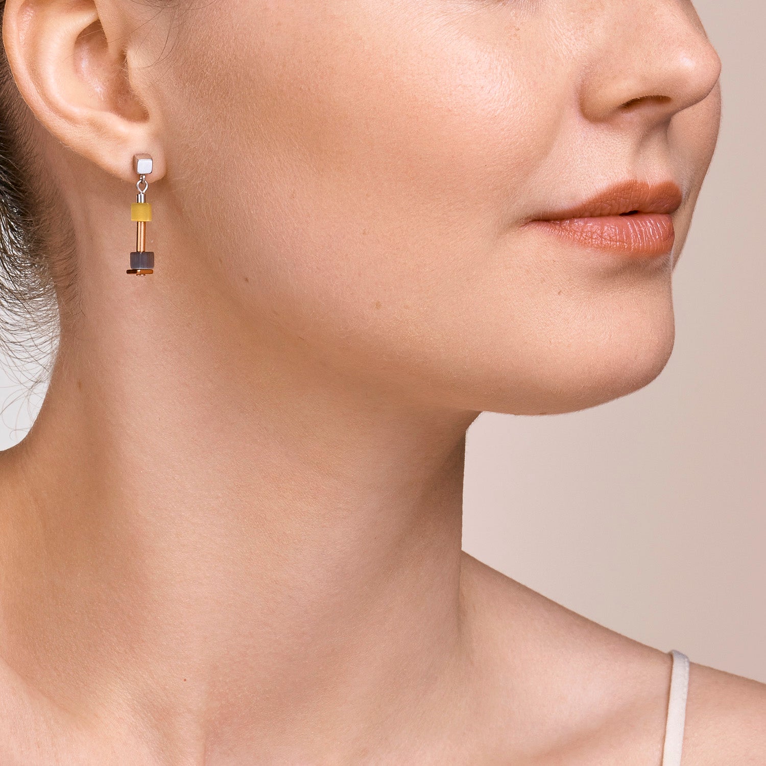 Boucles d'oreille GeoCUBE® fin beige-olive pastel