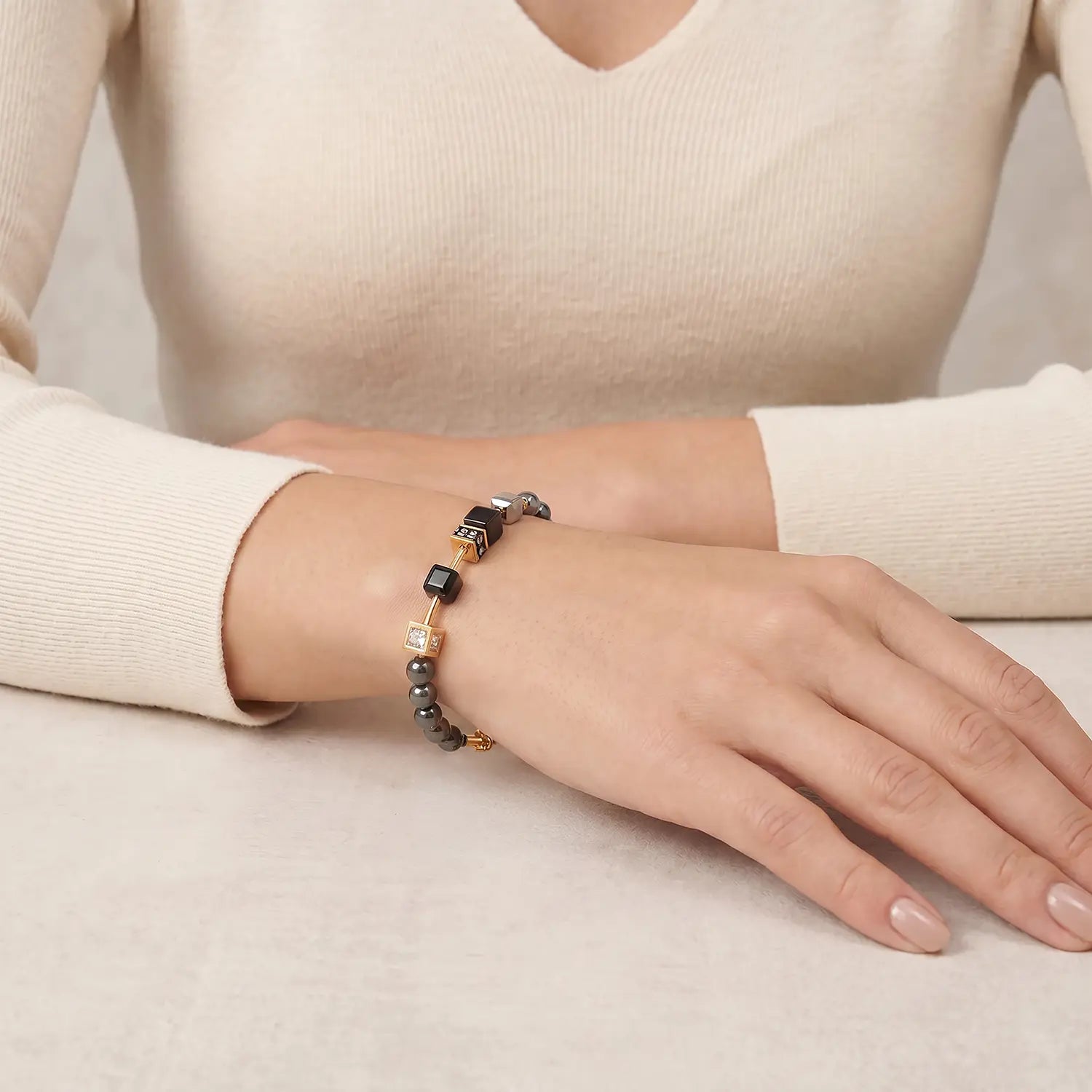 COEUR DE LION GeoCUBE® Precious Fusion Pearls Bracelet Anthracite Glow – sur mannequin