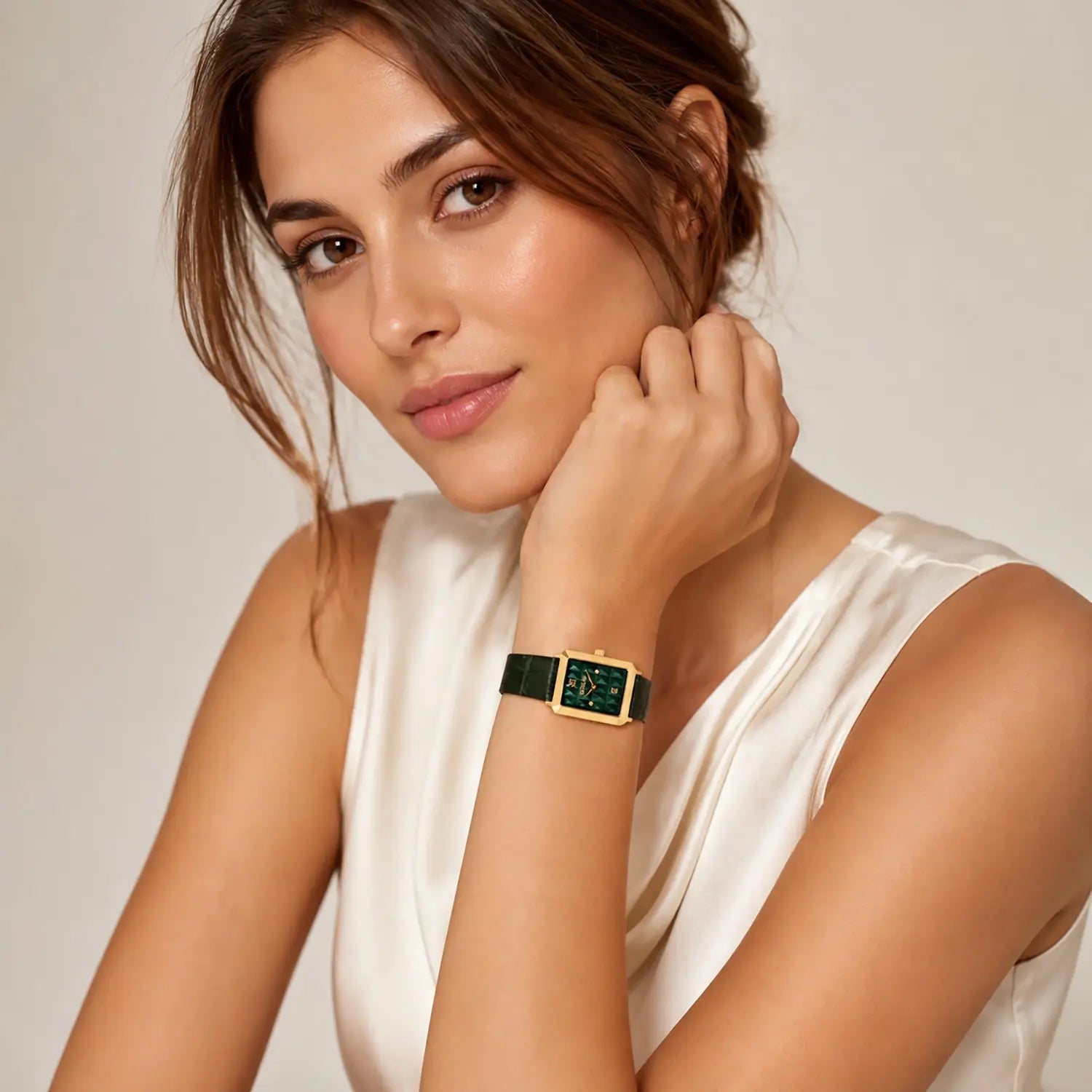 COEUR DE LION Montre Iconic Spikes Cuir Forest Green Doré – sur mannequin